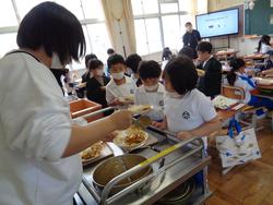1年生給食の様子