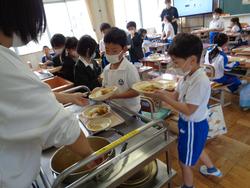 1年生給食の様子