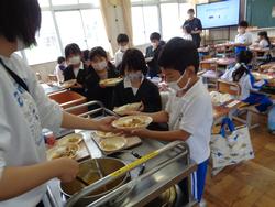 1年生給食の様子