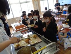 1年生給食の様子