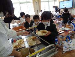 1年生給食の様子