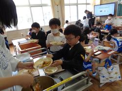 1年生給食の様子