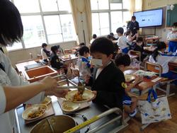 1年生給食の様子
