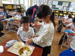 1年生給食の様子
