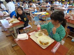 1年生給食の様子