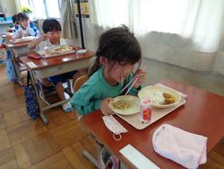 1年生給食の様子