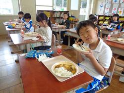 1年生給食の様子