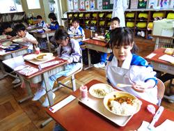 1年生給食の様子