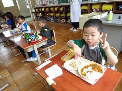 1年生給食の様子