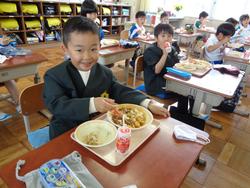 1年生給食の様子