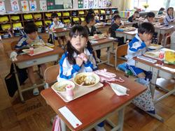 1年生給食の様子