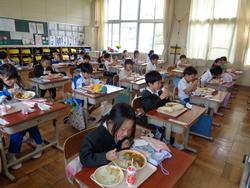 1年生給食の様子