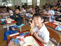 1年生給食の様子