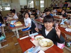 1年生給食の様子
