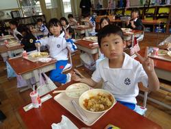 1年生給食の様子