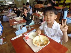 1年生給食の様子
