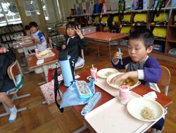 1年生給食の様子