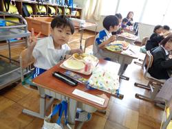 1年生給食の様子