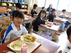 1年生給食の様子