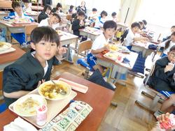 1年生給食の様子