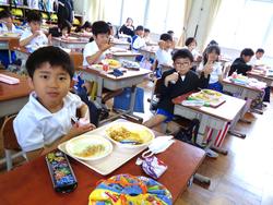 1年生給食の様子