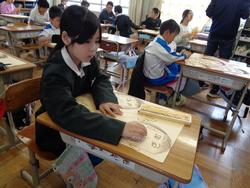 4年生図工の授業（人権ポスター）