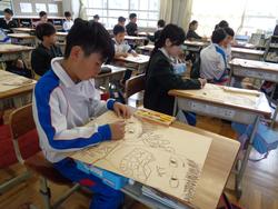 4年生図工の授業（人権ポスター）