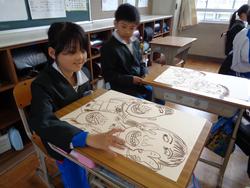 4年生図工の授業（人権ポスター）