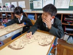 4年生図工の授業（人権ポスター）