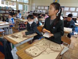 4年生図工の授業（人権ポスター）