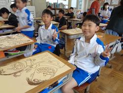 4年生図工の授業（人権ポスター）