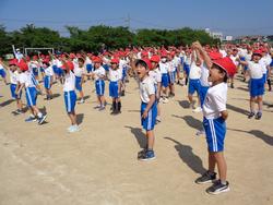 運動会全体練習（応援合戦）の様子