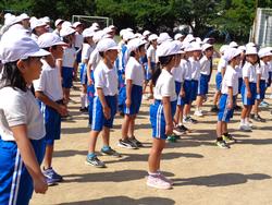 運動会全体練習（応援合戦）の様子