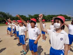 運動会全体練習（応援合戦）の様子