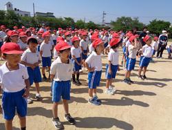 運動会全体練習（応援合戦）の様子