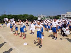 運動会全体練習（応援合戦）の様子