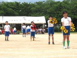 1・2年表現運動「♡パワーでにっこりほっこり」の様子
