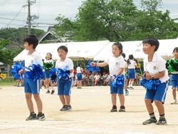 1・2年表現運動「♡パワーでにっこりほっこり」の様子