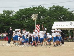 1・2年学団競技「勝利をめざして ねらえ！たまいれ！」