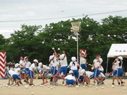 1・2年学団競技「勝利をめざして ねらえ！たまいれ！」