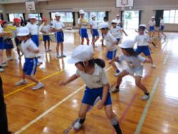 昨日、全校生を対象に新体力テストを行いました。 このテストは、子どもたちが自分の体力を知り、今後の運動習慣や健康づくりに活かすことを目的としています。 あいにくの雨天で体育館での実施となったため、昨日取り組んだのは、上体起こし、立ち幅跳び、反復横跳びの3種目でした。 高学年が下級生の測定を補助する微笑ましい姿も見られました。 新体力テストの様子をご紹介いたします。