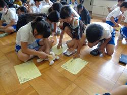 感謝の手紙を書く子どもたち