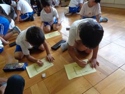 感謝の手紙を書く子どもたち