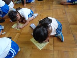 感謝の手紙を書く子どもたち