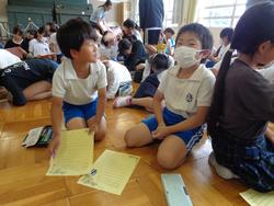 感謝の手紙を書く子どもたち
