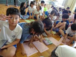 感謝の手紙を書く子どもたち