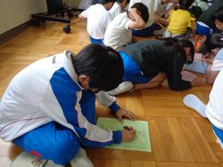 感謝の手紙を書く子どもたち
