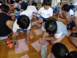 感謝の手紙を書く子どもたち