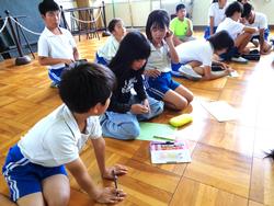 感謝の手紙を書く子どもたち