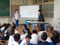 感謝の手紙を書く子どもたち